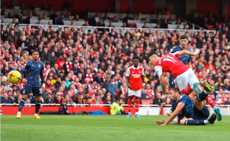 thang nottingham 5 0 arsenal truat ngoi dau cua man city hinh 1