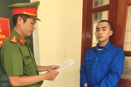 Khởi tố đối tượng vận chuyển trái phép 1kg vàng qua biên giới