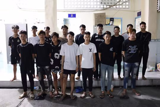 Tạm giữ 33 thanh thiếu niên mang hung khí, bom xăng hỗn chiến trong đêm