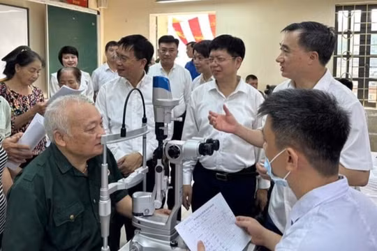 ​Bắc Ninh: Khám bệnh, tặng quà tri ân gần 1.000 người có công dịp 27/7