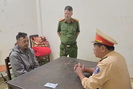 Khởi tố người đàn ông chặn đầu ô tô, liên tục thách thức tài xế trên đường