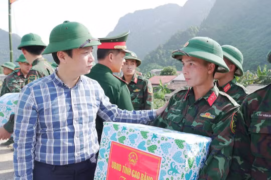 Chủ tịch UBND tỉnh Lê Hải Hòa động viên, tặng quà các lực lượng đang thi công dự án cao tốc Đồng Đăng - Trà Lĩnh.