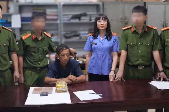 Bắt giữ đối tượng mang theo 2 bánh heroin, 1kg ma túy đá