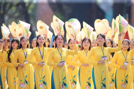 Phụ nữ Việt Nam: Từ người "giữ lửa" trong gia đình đến người "kiến tạo" trong xã hội 