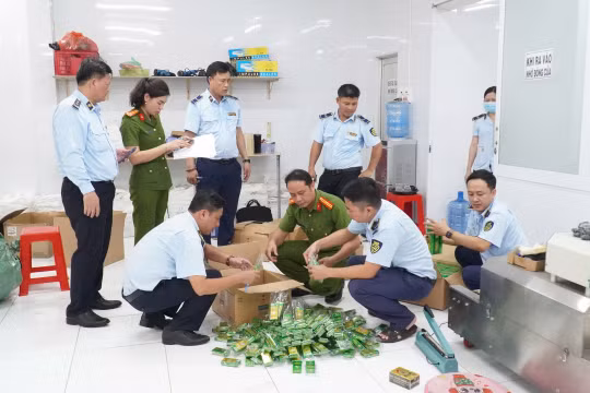 Triệt phá đường dây sản xuất hơn 27.000 chai dầu gió giả nhãn hiệu “EAGLE BRAND”