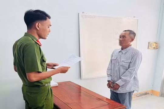 Cãi nhau trên bàn tiệc, dùng dao chém bạn nhậu lìa ngón tay