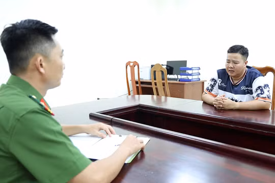 Thuê ô tô rồi làm giả giấy tờ đem cầm cố lấy tiền trả nợ