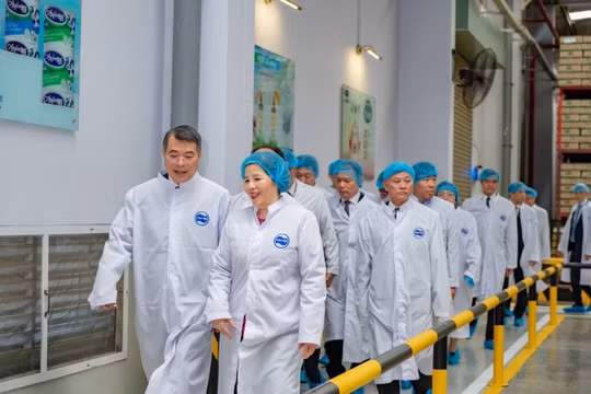 Ủy viên Bộ Chính trị, Thủ tướng Chính phủ Lê Minh Hưng thăm nhà máy ANGKORMILK CỦA Vinamilk tại Campuchia