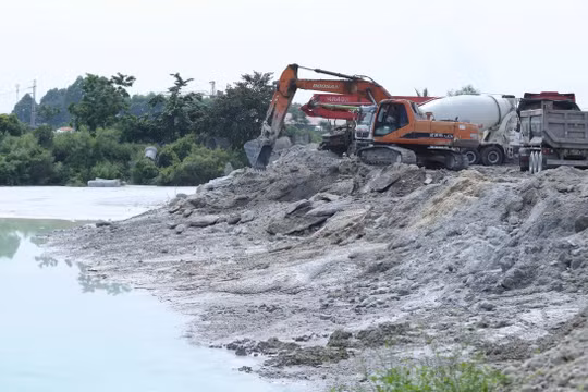 Bắc Ninh: Phát hiện doanh nghiệp đổ trái phép hơn 400 tấn chất thải rắn ra môi trường