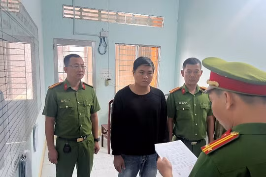 Nam thanh niên dùng dao đâm 2 người bị thương sau mâu thuẫn tại quán karaoke