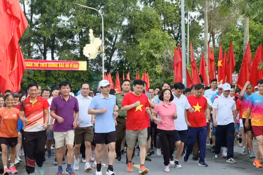 Nông Trang (Phú Thọ): Hơn 1.500 người tham gia Chương trình đi bộ toàn quốc 'Cùng Việt Nam tiến bước'