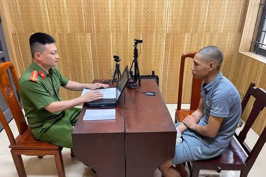Khống chế nam thanh niên cầm dao, tuýp sắt đuổi đánh người dân ở khu vực công cộng