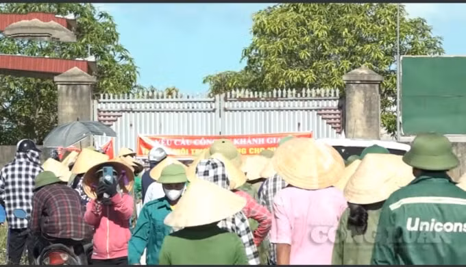 Chiều ngày 26/7, người dân bức xúc căng băng rôn yêu cầu chính quyền địa phương và công ty Khánh Giang có biện pháp trả lại môi trường sống cho nhân dân
