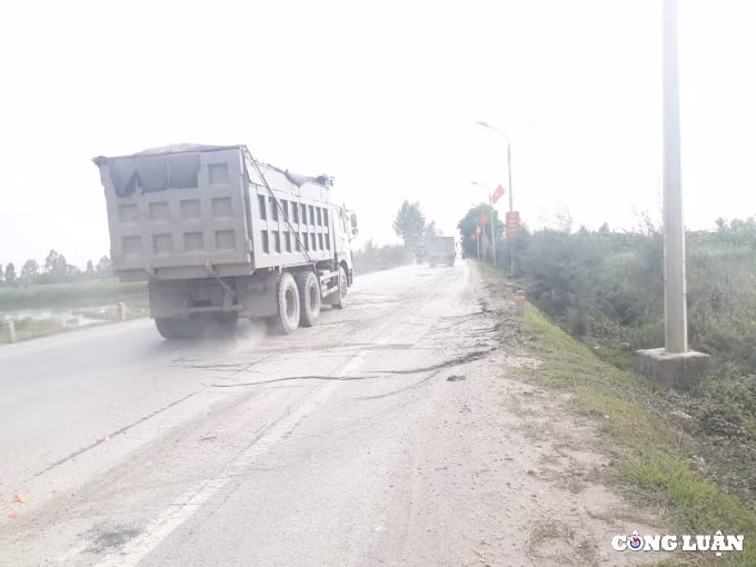 quang yen quang ninh nguoi dan buc xuc vi tinh trang xe tai gay o nhiem hinh 2