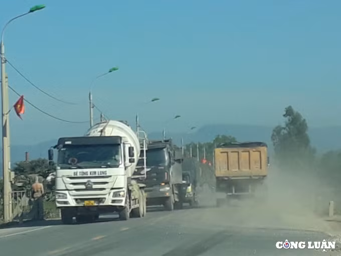 quang yen quang ninh nguoi dan buc xuc vi tinh trang xe tai gay o nhiem hinh 4