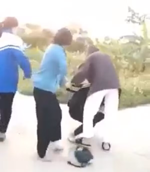 mau thuan tren mang xa hoi 4 nu sinh tham gia danh hoi dong ban hinh 1