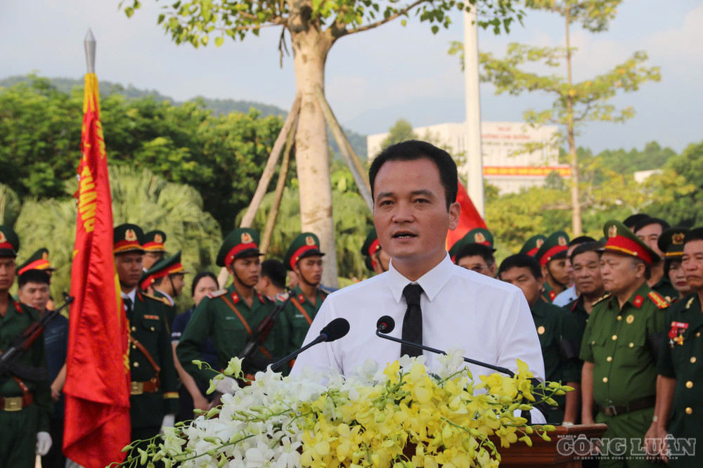 Ông Giàng Quốc Hưng, Phó Chủ tịch UBND tỉnh Lào Cai, đọc lời điếu tại lễ truy điệu. Ảnh: Đức Toàn clo_br_a-hung.jpg