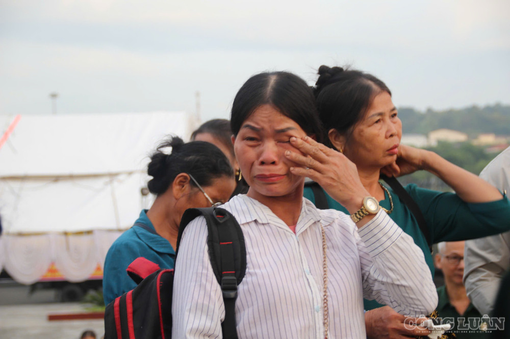 Bà Triệu Thị Nhị, Lâm Thượng Lào Cai là người nhà liệt sĩ được quy tập lần này xúc động không cầm được nước mắt. Ảnh: Đức Toàn clo_br_em-gai-ls.jpg