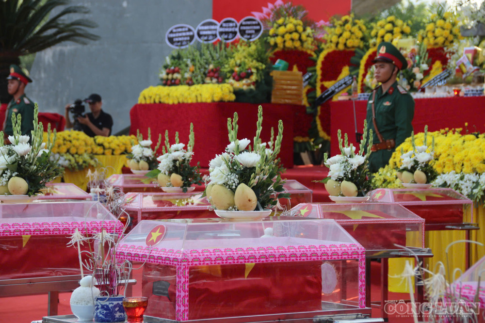 Hài cốt các liệt sĩ được đặt trang nghiêm tại Đài tưởng niệm các Anh hùng liệt sĩ phường Cam Đường. Ảnh: Đức Toàn clo_br_anh-ls7.jpg