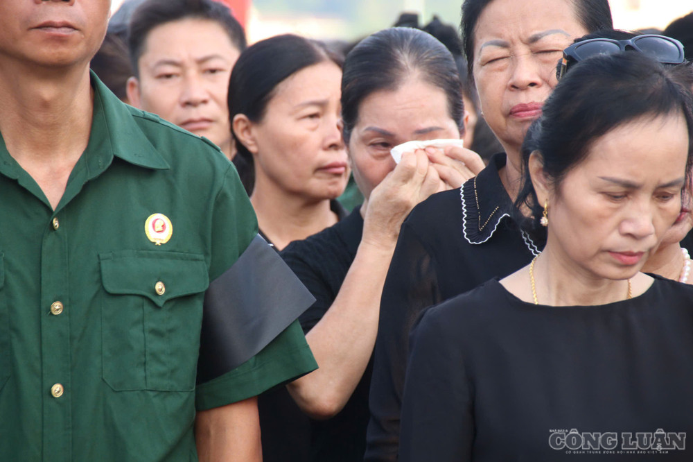 Nhiều người dân đã không kìm được nước mắt trong lễ truy điệu. Ảnh: Đức Toàn clo_br_khoc.jpg