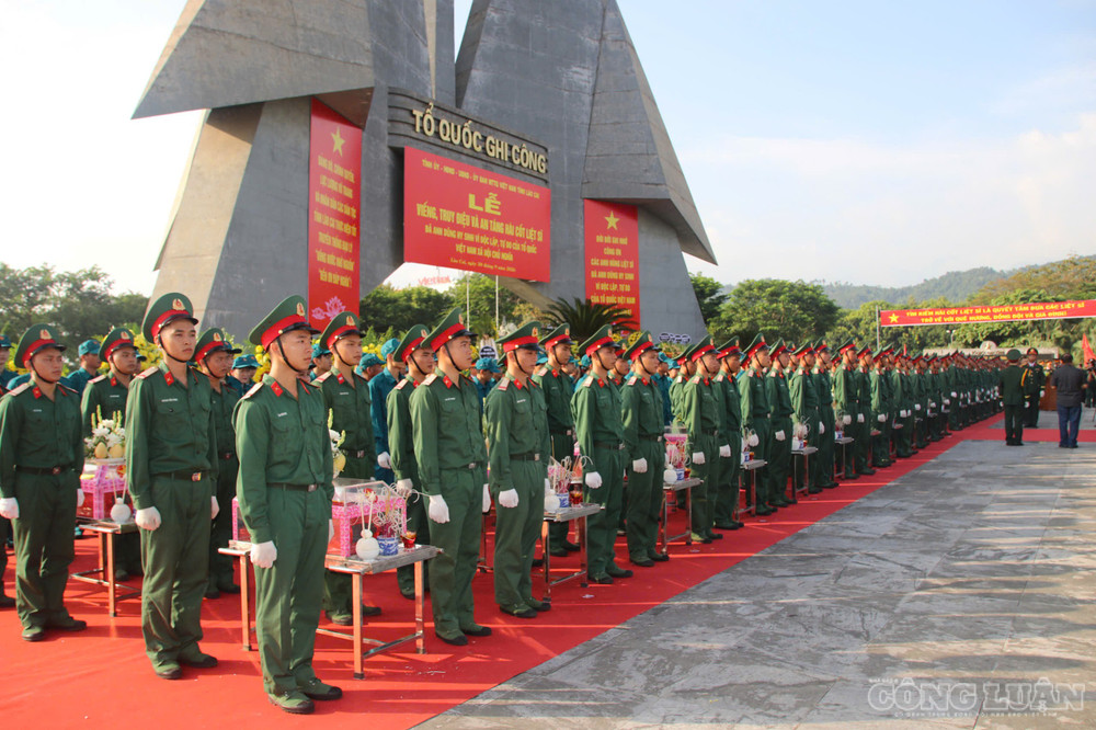Nghi lễ được diễn ra trong không khí trang nghiêm, thành kính. Ảnh: Đức Toàn clo_br_anh-ls-9384.jpg