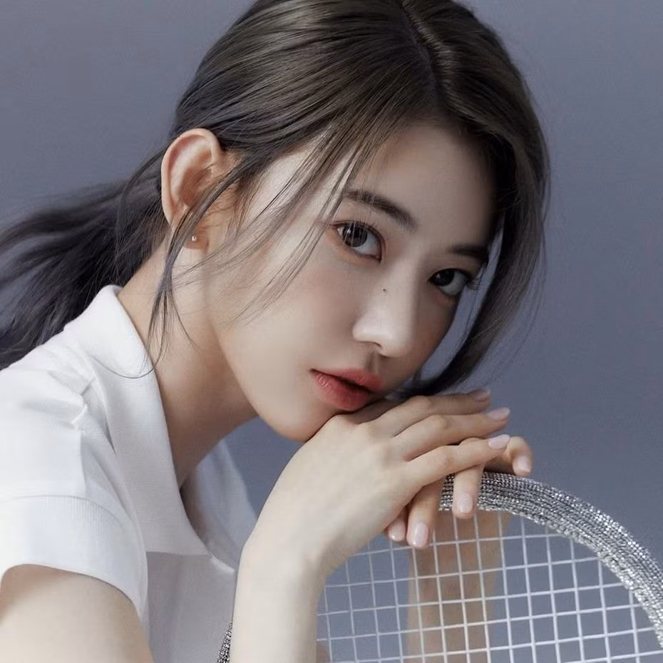 sakura le sserafim chi co the gap bo ruot qua buoi hop mat nguoi ham mo hinh 5