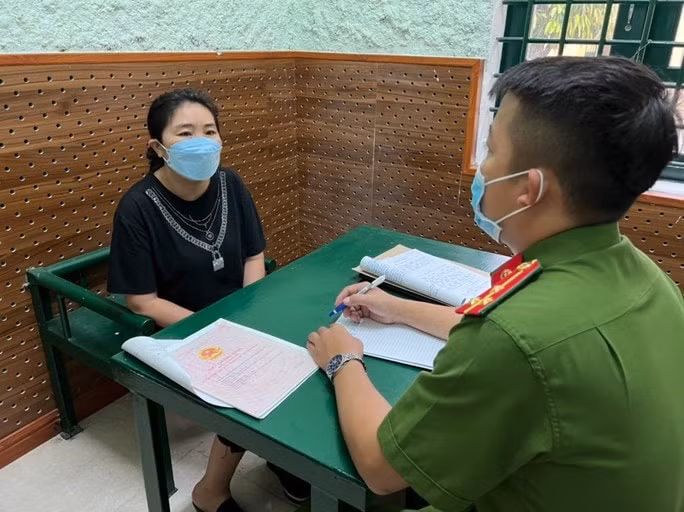 bat giam quai nu dung giay chung minh nhan dan gia de vay von ngan hang hinh 1
