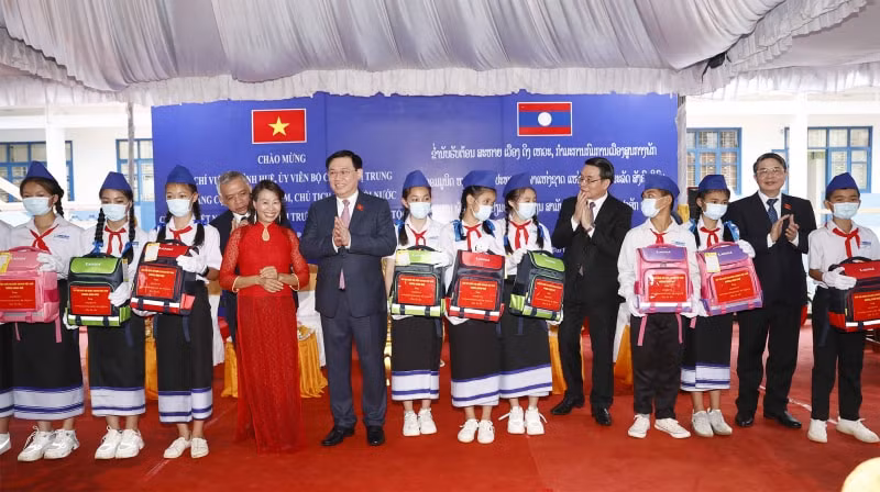 chu tich quoc hoi vuong dinh hue tham truong dan toc noi tru champasak hinh 1