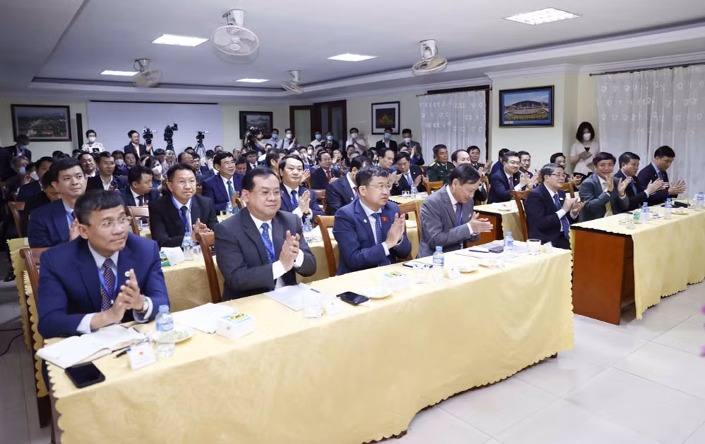 chu tich quoc hoi vuong dinh hue gap va lam viec voi cong dong doanh nghiep viet nam tai lao hinh 3