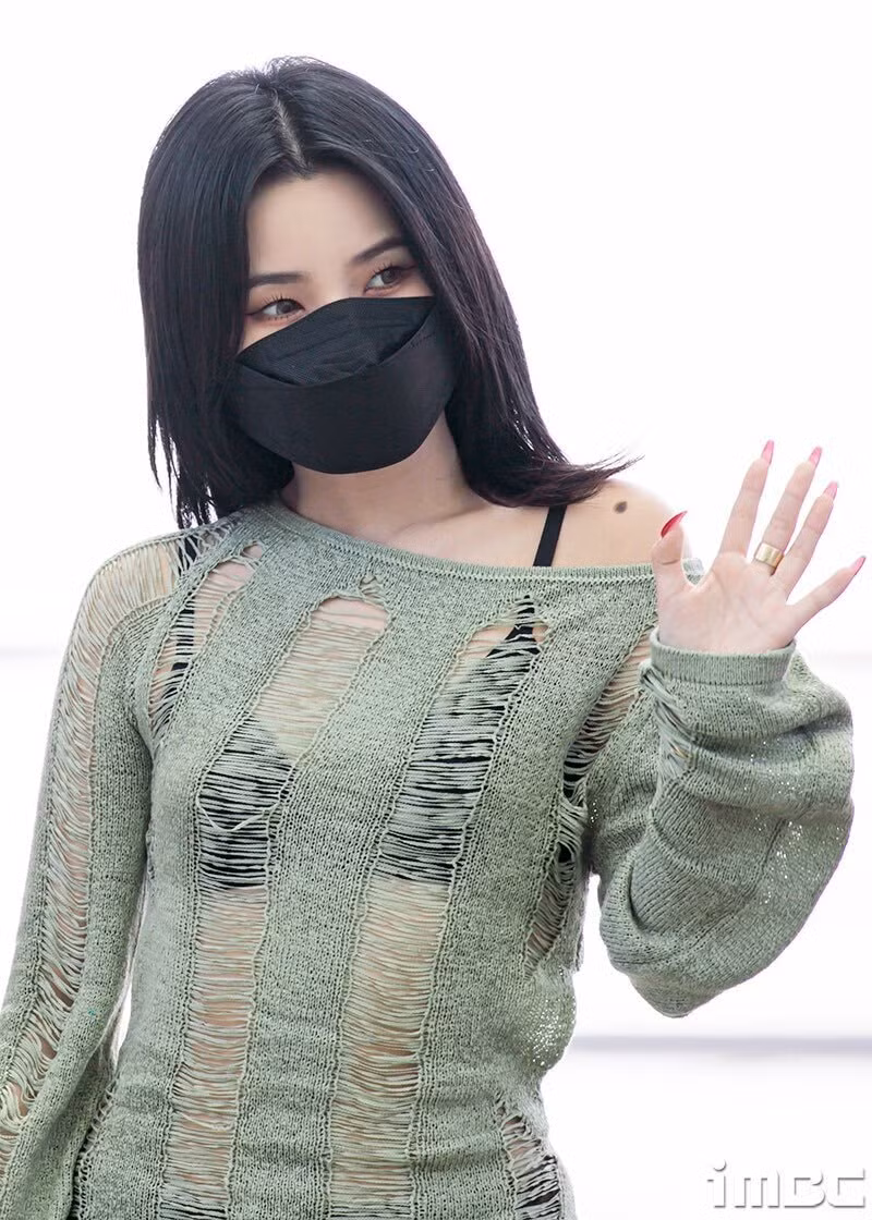 nu ca si gay xon sao du luan vi dien noi y nhu khong khi den san bay hinh 2