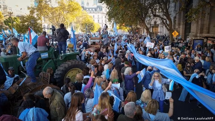 lam phat va muc luong giam dang lam gia tang cang thang xa hoi o argentina hinh 1