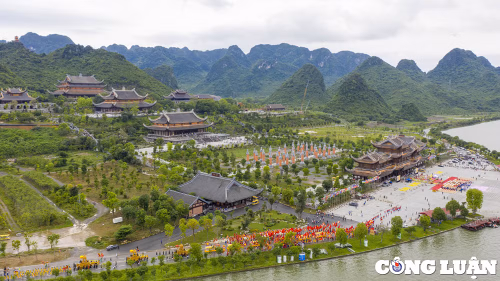 hang van nguoi dan doi mua du le phat dan 2022 tai chua tam chuc hinh 5