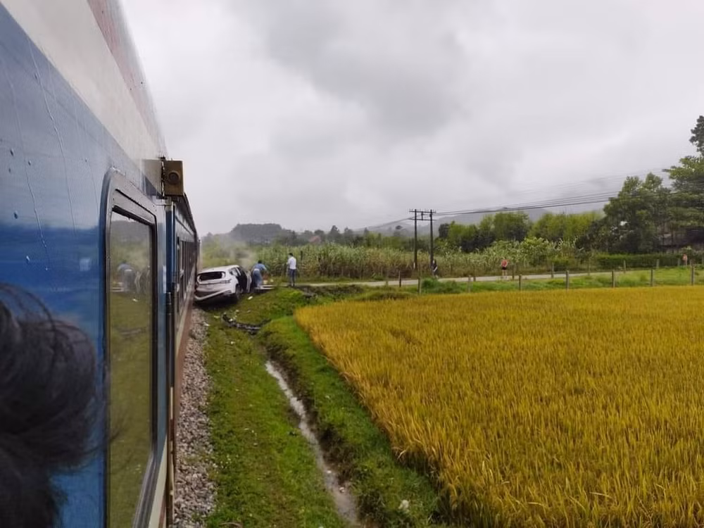 xe hop cho 5 nguoi bi tau hoa dam bay xuong ruong hinh 1