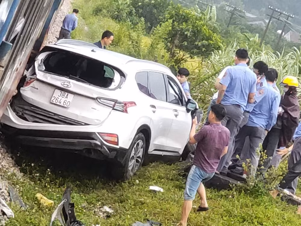 xe hop cho 5 nguoi bi tau hoa dam bay xuong ruong hinh 2