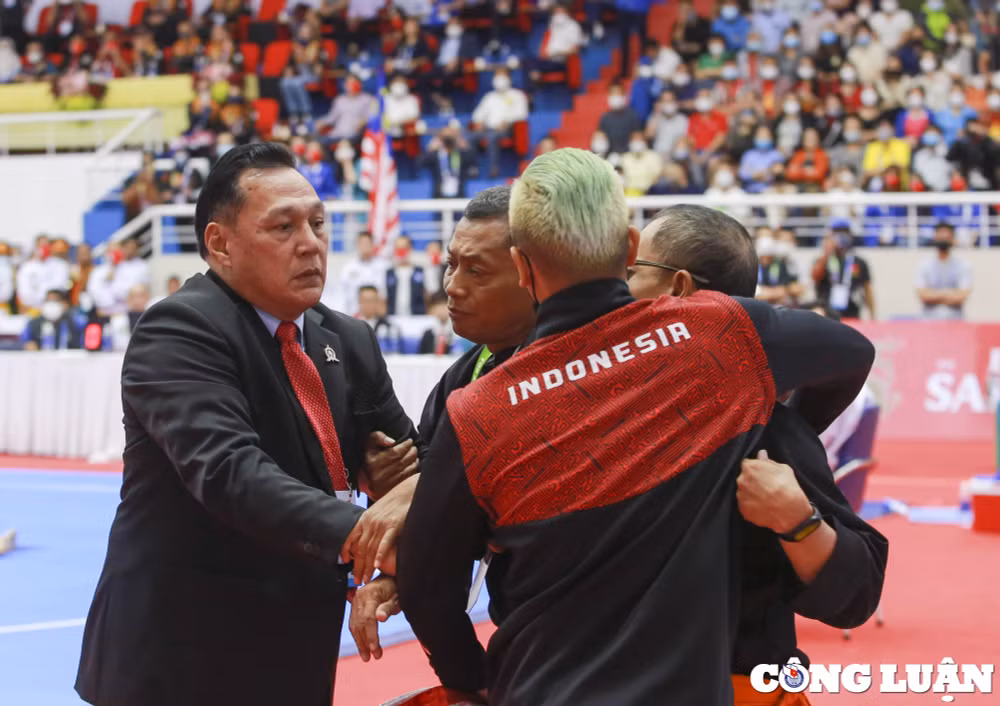 hlv indonesia xo xat voi trong tai tai sea games 31 sau khi hoc tro bi tru diem hinh 3