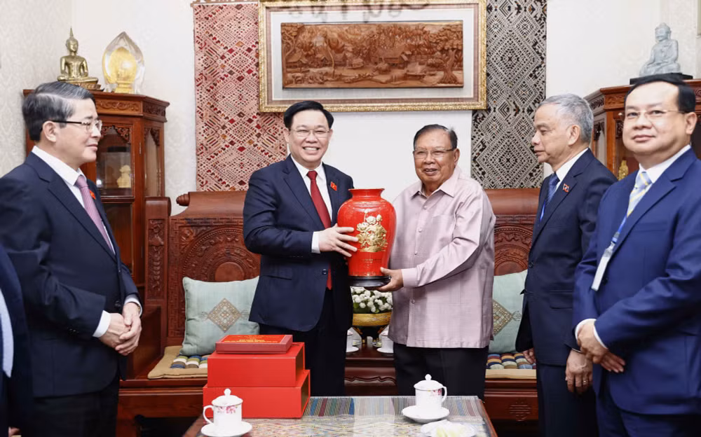 chu tich quoc hoi vuong dinh hue tham nguyen tong bi thu chu tich nuoc lao bounnhang vorachith hinh 2