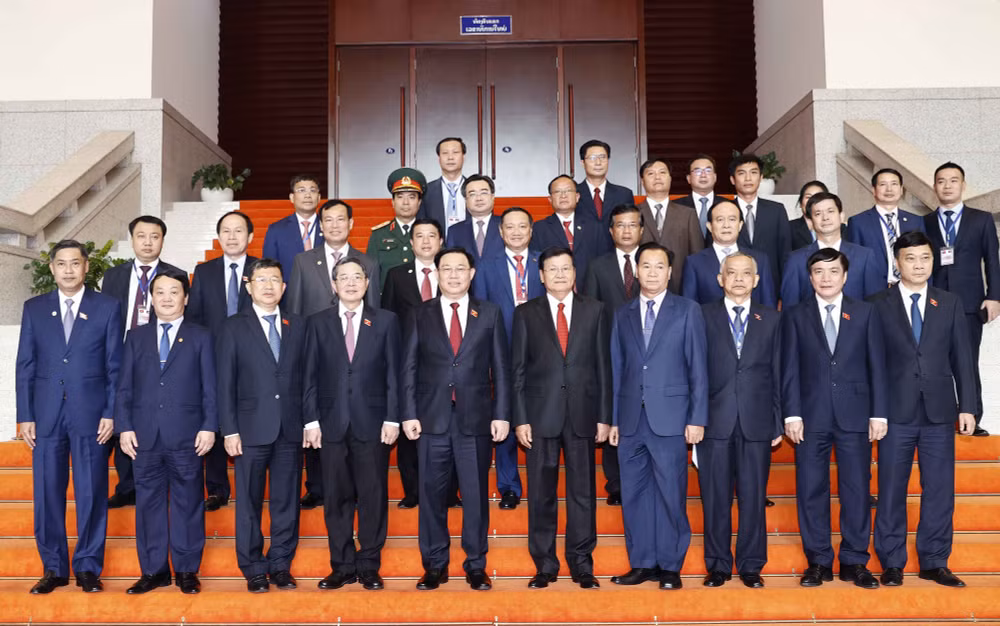 chu tich quoc hoi vuong dinh hue chao xa giao tong bi thu chu tich nuoc lao thongloun sisoulith hinh 2