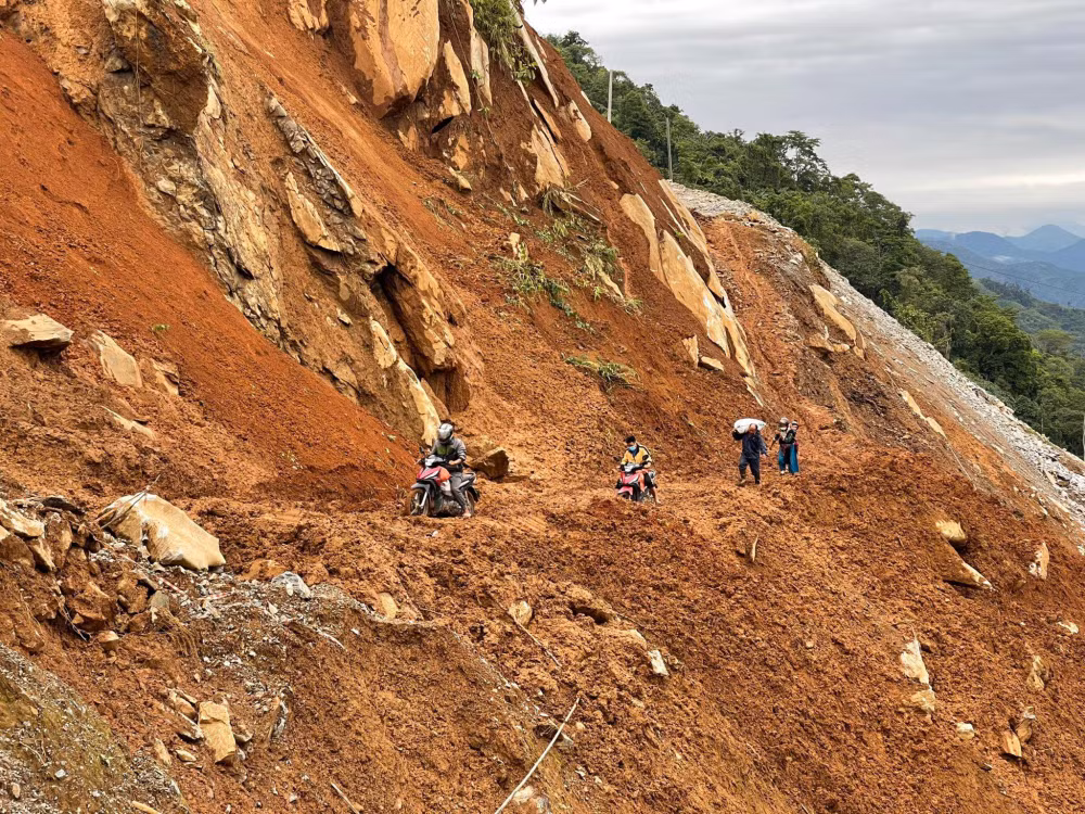 lai chau mua lon gay dut duong giao thong gap nhieu kho khan hinh 1