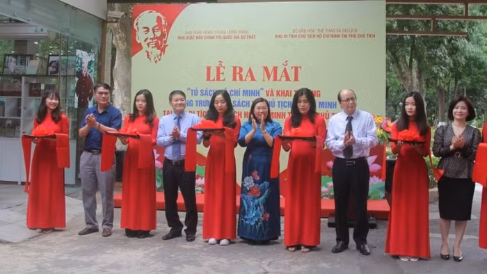 ra mat tu sach ho chi minh tai khu di tich phu chu tich hinh 2