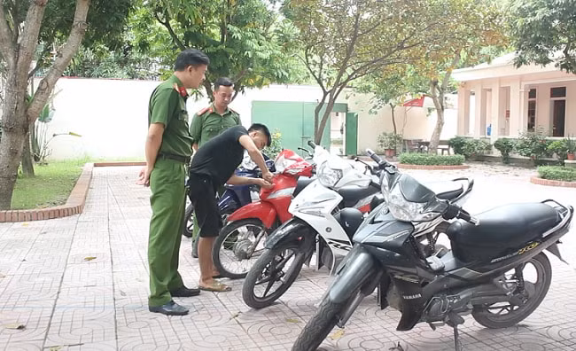 bat nhom thanh nien choai choai chuyen trom cap xe mo to lien huyen hinh 2