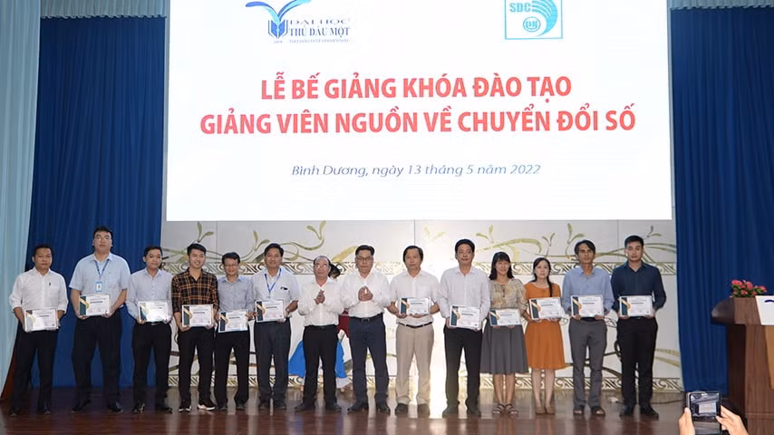 dao tao giang vien nguon ve chuyen doi so hinh 1