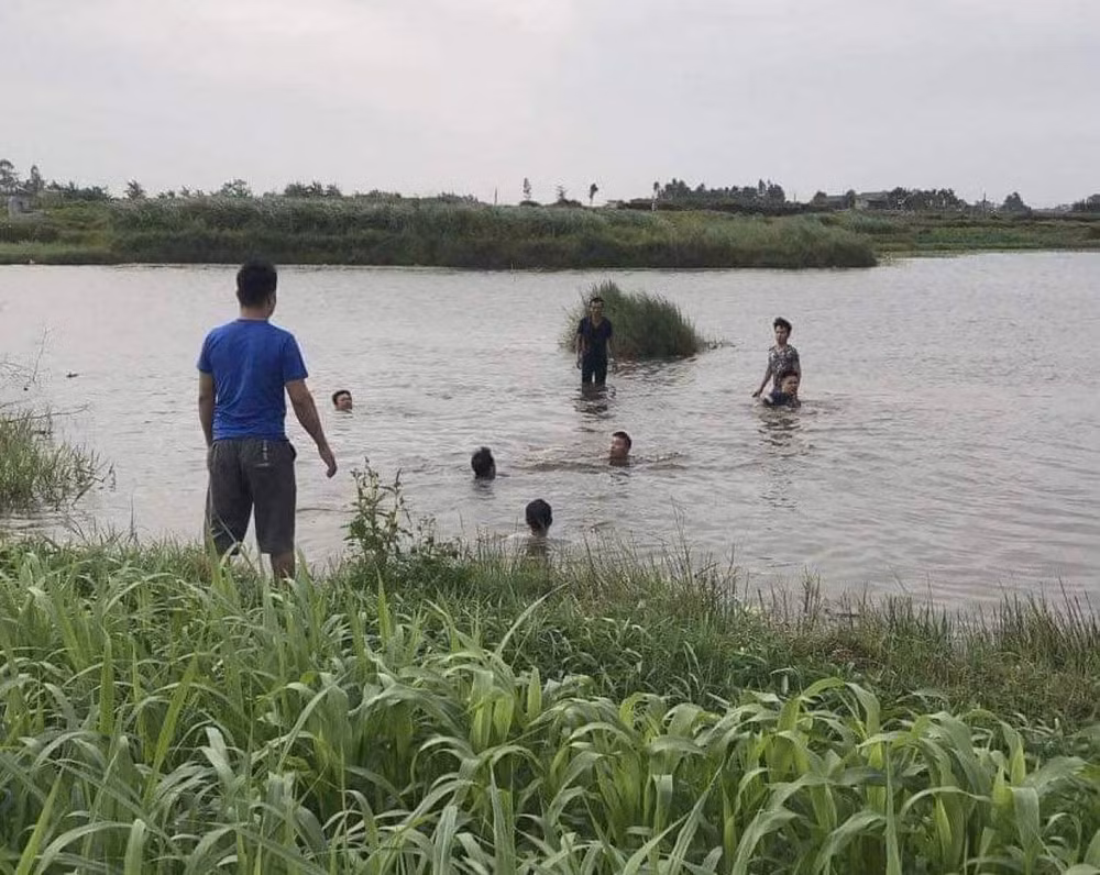 ha noi 3 chau be tu vong do duoi nuoc hinh 1