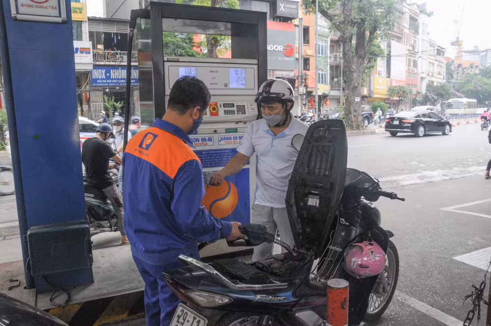 lo xang tang buoi chieu nhieu nguoi dan thu do tranh thu do xang tu sang som hinh 4