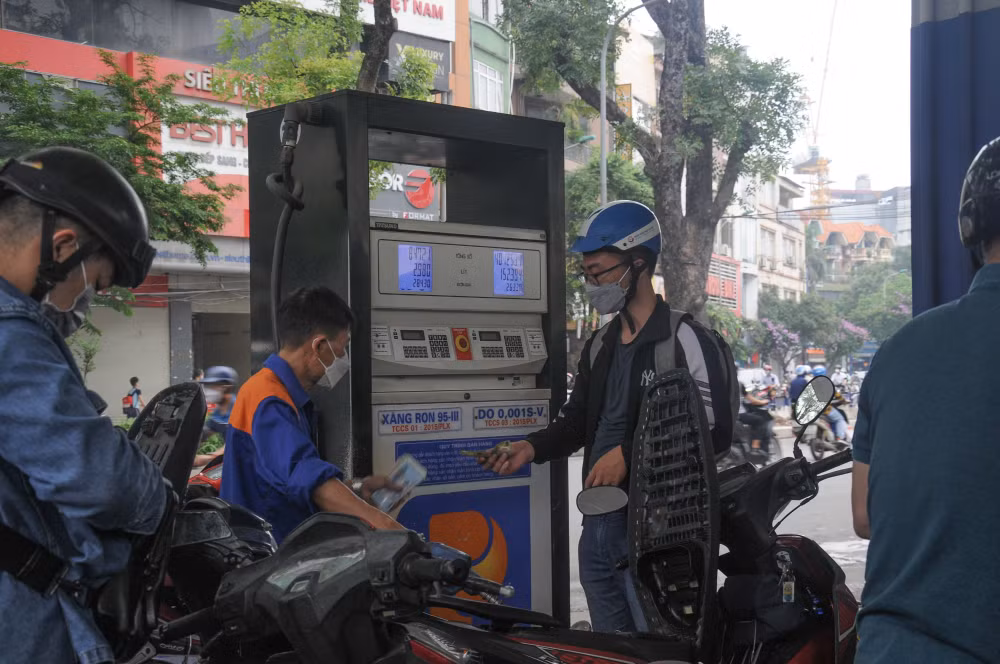 lo xang tang buoi chieu nhieu nguoi dan thu do tranh thu do xang tu sang som hinh 7