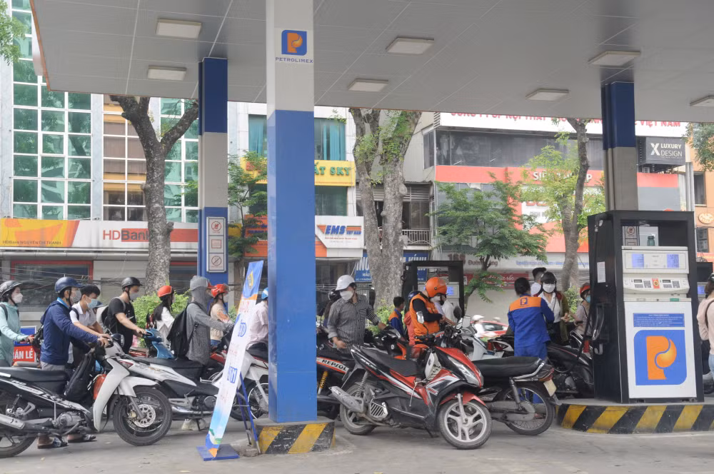 lo xang tang buoi chieu nhieu nguoi dan thu do tranh thu do xang tu sang som hinh 2