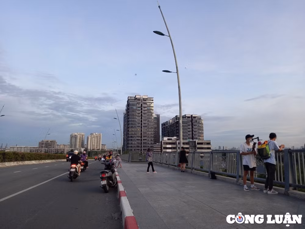 bat chap lenh cam nguoi dan tp hcm van vo tu dau xe tren cau thu thiem 1 2 hinh 13
