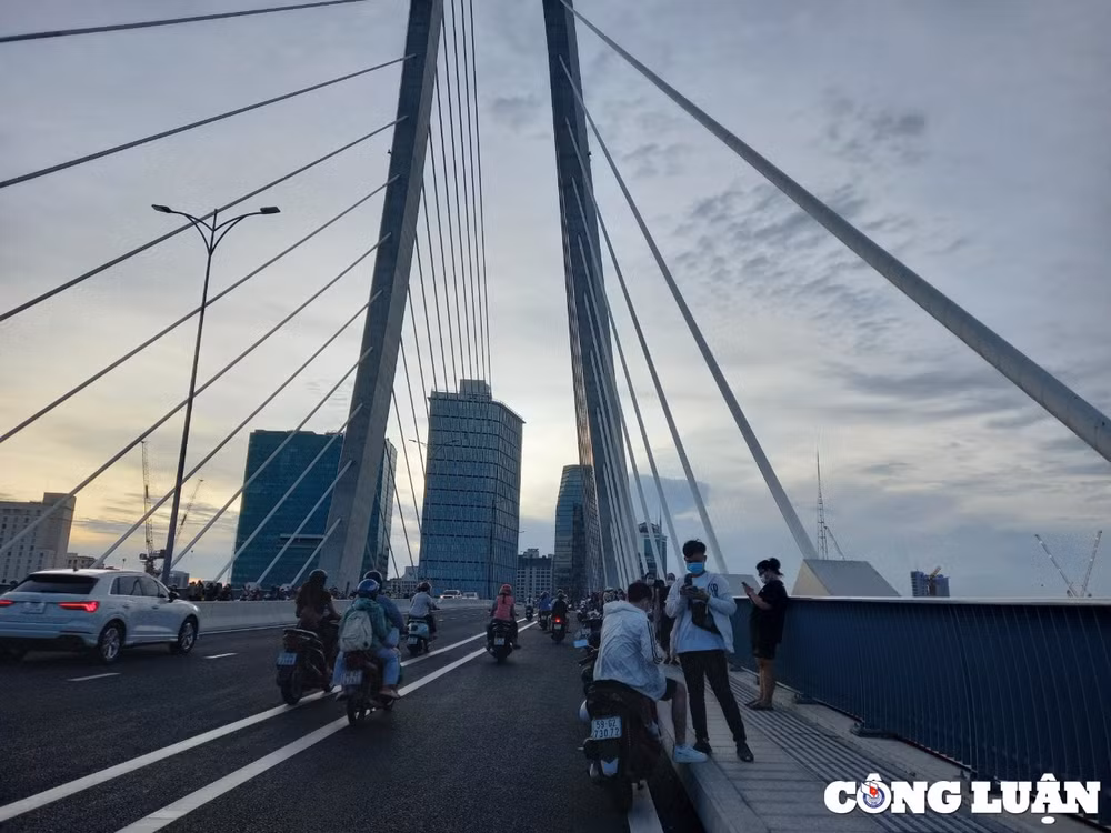 bat chap lenh cam nguoi dan tp hcm van vo tu dau xe tren cau thu thiem 1 2 hinh 14