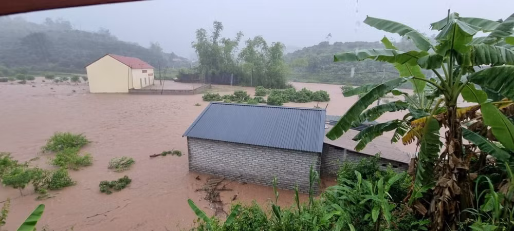 muu lon khien nhieu ngoi nha tai bac giang lang son bi chim trong bien nuoc hinh 1
