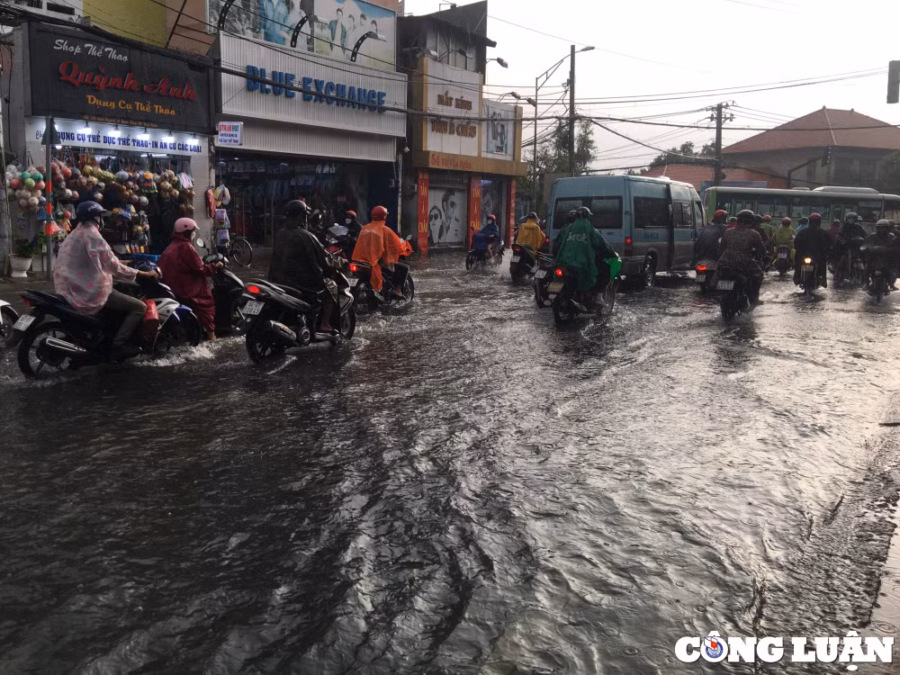 duong o tp thu duc menh mong nuoc sau con mua lon nguoi dan tu tay moi rac tai cong thoat nuoc hinh 4