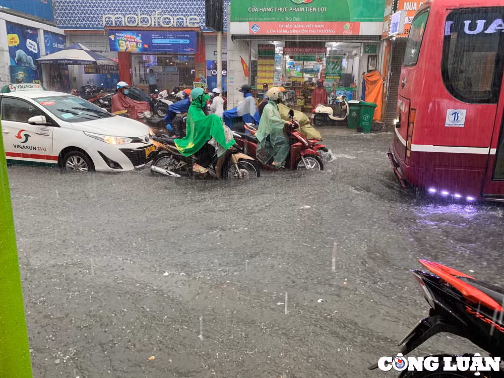 duong o tp thu duc menh mong nuoc sau con mua lon nguoi dan tu tay moi rac tai cong thoat nuoc hinh 3